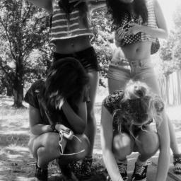 Somos Nora. Sarah. Nadia. Sofia. Tenemos 15 años. Si te molestamos no leas nuestro tweets? vale