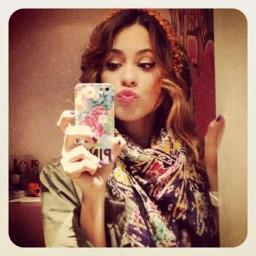Tini Stoessel, es mi idola, no la cambio por nada, BUENO! si, por una amburvuesa con papas si!