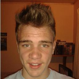 RobWales1's profile picture. LCFC 4 LIFE got tweet off steve walsh on my birthday 15/01/13 :D https://t.co/qzXvDCXYT2