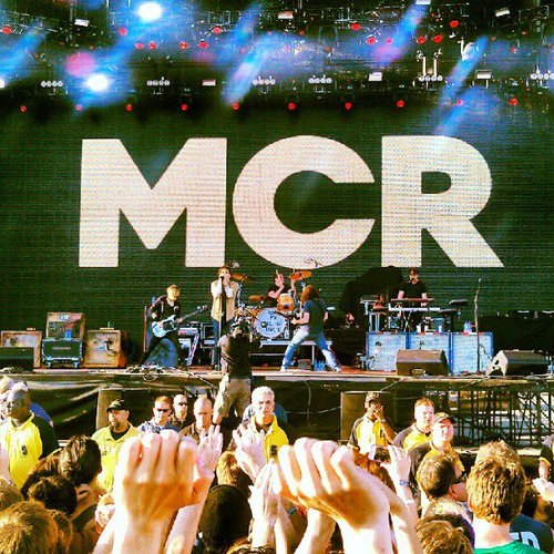 Cherry Bomb. -The Ghosts Are Never Gonna Catch Me - Bass. Cats Queen. | MCR. ATL. SWS. Blink-182. GD. Sum41. PTV. Ramones. | Mi corazón está hecho de Iero.