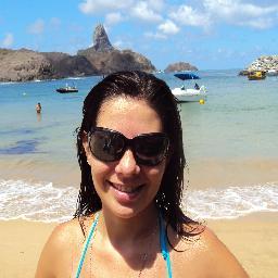 Constantemente buscando o meu melhor... Esposa, Mãe, Psicóloga e apaixonada! Do lar na horas vagas! kkkk 
E amooooo gatos! :-D