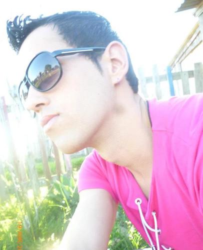 Amoo, meu noivoo, minhaa famíliaa, não necessariamente nesta mesma ordem!!! Amo músicaa, meu cachorro, minhaa religião e amigox... :) Sou felizz... :D