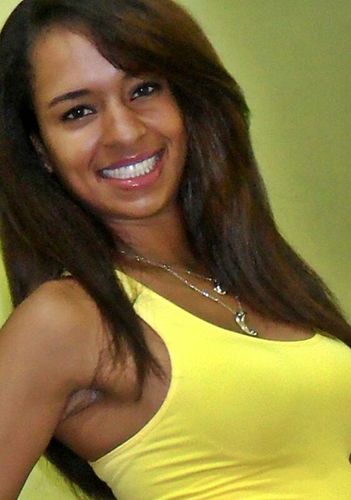Sorriindo a toa, pra qualqueer pessoa ;D 
Let it be sweet. Happyness
