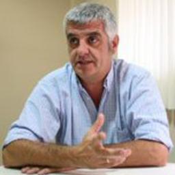 Ex Militante universitario de Franja Morada en la UNICEN - Miembro del Gobierno Radical de Tandil - Hincha y Socio de Boca - Casado  y 2 hijos Santiago y Hernan