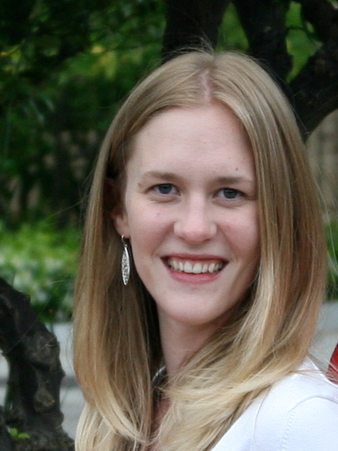 Scientist, knitter, gluten-free baker, hiker, reader, lover of puns, seeing-eye-wife, and mother. Science Advocacy Lead at the Foundation Fighting Blindness