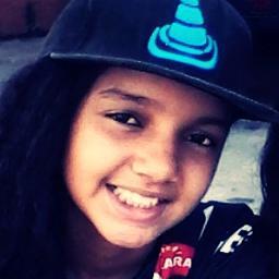 Feia,Dramatica,Irritante,Louka,Ironica,Anormal,Estranha,Desligada,Chata e Mt Ciumenta Prazer, Eu.  http://t.co/VASVYlNJRZ   http://t.co/LRBMBMwFvr *--*