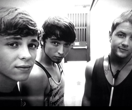 Send us in a nice DM about any Emblem3 fan and we will post it on here 100% Anonymously! We just want to make people smile!
