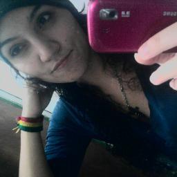Eu sou grossa, tenho vários defeitos, egoísta, ciumenta também, orgulhosa e sou extremamente irritante quando quero.