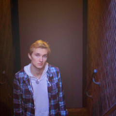 Supporto italiano di @kylendeporter // @kylendeporter's italian support || my personal account is @orianthisguitar