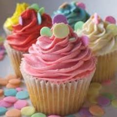 Amo cupcakes, 14 anos, estudante, adoro culinaria, filmes de romance e de terror!