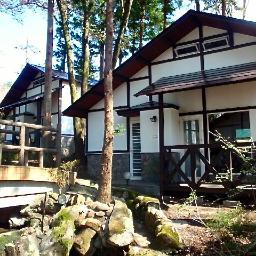 ホテルの真ん前が「東武ワールドスクウエア」駅。特急「リバティ』やSL「大樹」が止まります。まさに駅前別荘！ 貸別荘スタイルのホテルです。 「森の家」の名前の通り、自然に囲まれた環境の中にあります。 周囲を気にせず、ご家族や親しいお仲間とお好きなようにお過ごしいただけます。１棟限定のキッズスイートも大人気。