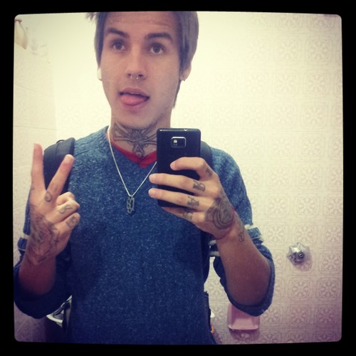 Tenho Fobia a Humanos Falsos E a Otários   ↕ Baixista & Skatista. Brokencyde , Strokes , The Doors , Asking Alexandria e Blink 182