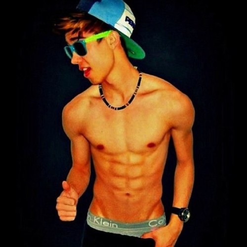 Hi Tweetps! I'm Elijah. I'm 19. Sexs & Photography is my life. #FollowBack