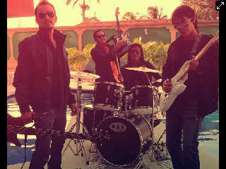 Bateria/Voz @Naury20, Bajo/Coros @EDGARMAURO - 1eraGuitarra @EdCitrik - 2daGuitarra/Coros @MgTorrealba! Siguenos!