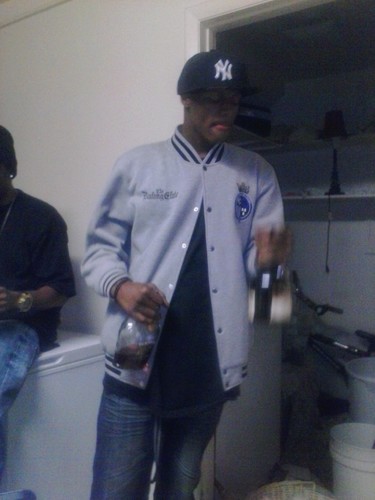 Shoot you on LYay page so just hit dat follow button blue tho but Aye im who  im a trippy nigga name L btw FWM G`z up