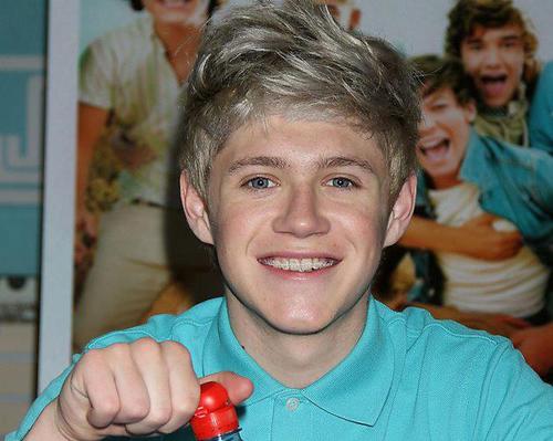 FOLLOW MY PERSONAL @dnyc_loves1D I FOLLOW BACK