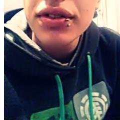 Olhos abertos pensamento alto,sonhador de fato. Se eu to sonhando pé colado no asfalto.