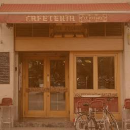 En pleno centro histórico de Vitoria-Gasteiz, junto a la casa Palacio de Diputación, te ofrece un grato ambiente y una gran variedad de pintxos.