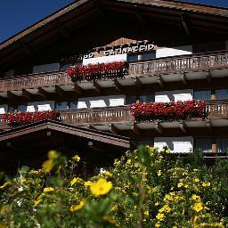 L'hotel Catinaccio***s si trova tra le stupende Dolomiti adatto per turisti che amano sciare o camminare.