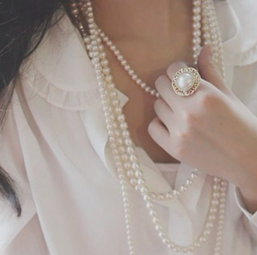 stringofpearls_'s profile picture. Pearls are always the perfect touch to an outfit. #teamanon