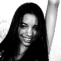 sou alegere,gostou de cantar e gostou de me maquiar!