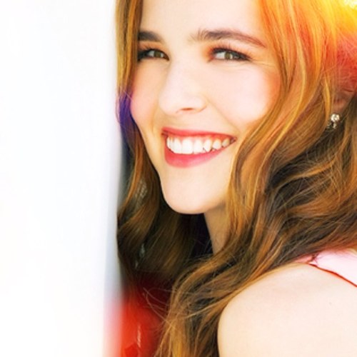 The official twitter for ZoeyDeutch.us! We'll bring you the latest news on Zoey and her projects. My name is Natalie. Met Zoey 1/25/13 :)