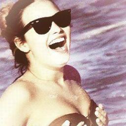 Nem toda rainha usa coroa a Demi é a prova disso !!