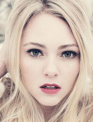 Hi. This is Anna Sophia Robb. It's my private Twitter account I made ages ago! You can still write to me, I'll do my best to answer! X