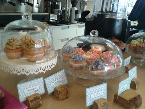 Cafeteria on podras degustar el cafè Illy especialitzada en cupcakes, pastissos casolans i sucs naturals.
Horari: Dill a Diss de 08:30-20:30 i Diu 10:00-21:00