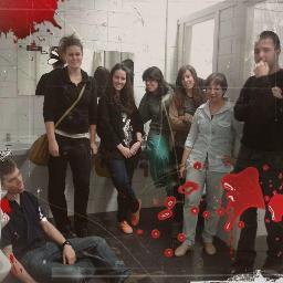 Terrorbanera's profile picture. ¿Qué encierra el rollo que se acaba, la cortina que se corre, el grifo abierto del agua incesante y el estás ahí, eres tú, Bobby?