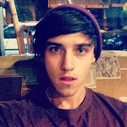 hi im beau and im 1/5 of the janoskians. Touring the world as #notaboyband. oh did I make you look twice? I'm a parody account.SORRY (;