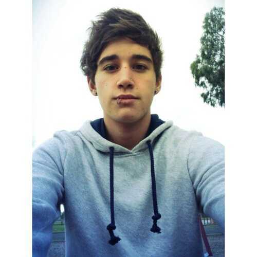 Hey I'm from the Janoskians (YouTube it:) Instagram; lukebrooksofficial | http://t.co/yE3tR1Qj6b |did I make you look twice? parody acc! SORRY