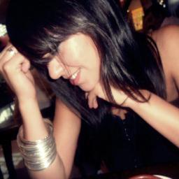 Sou feita de alegria,sarcasmo e simpatia, Música e melodia,tempestades e calmarias,Sou minhas verdades,meus ideais e vontades.Sou amor e pele Prazer,Danyella