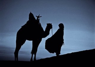 لا يَحمِلُ الحِقدَ مَن تَعلو بِهِ الرُتَبُ وَلا يَنالُ العُلا مَن طَبعُهُ الغَضَبُ