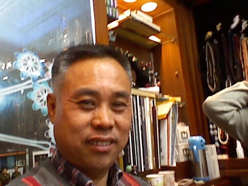 저는 금속전통공예를 업으로 하는 세공쟁이로서 서울 종로에 근거를 두고 있습니다. 건강한 마음을 가진 모든이와 친구가 되고 싶은 人 입니다