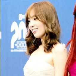 จำแทได้ม้ะ คงจำไม่ได้ แทก้คือ คิม แทยอนผู้น่ารักนั่นเอง และนี่ก้คือแอค ของแทเอง @jewelrinafa ฟลว ลืมคนๆนี้แล้วเหรอ น่าเสยดาย