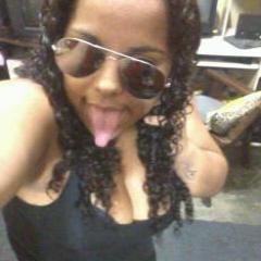 Sou alegre,espontânea,extrovertia..adoro bagunçar..mas tambems ei me comportar em lugares apropriados..caso contrario  bagunço mesmo.heheha
