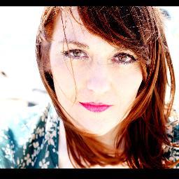 Cantante y compositora española. Todavia pido deseos a la luna llena.