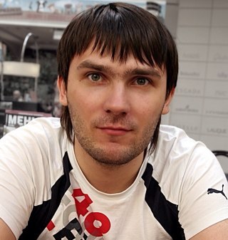 Танцую и преподаю хастл. Живу в Питере.