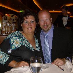 Married to a wonderful man for almost 22 https://t.co/8CiVwtsfwJ home decor and listening to my favorite man Trace Adkins.
