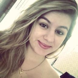 Estudante, jogadora, desastrada, sonhadora, esquecida, maluquinha, romântica, apaixonada pela lua e vascaína com muito orgulho ♥ haha