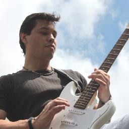 Músico, docente, cantautor. Lic. Artes mención Música y en Educación mención Artes de la UCV. Ecologista a ultranza y en contra del maltrato animal.