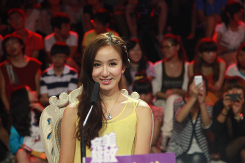 Hi！我是中国女演员和的模型 娄艺潇。我很 Super Junior 圭贤的的情侣上 ‘We Got Married‘。很高兴见到你 :)
