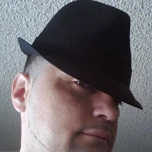 im cool, nice confident guy sexy lol. I like to hang out anywhere. I have a son and a gf. I like to meet new friends. hit me up.