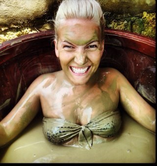 Carlypopz2's profile picture. Pipsqueeks .....follow moi in my hair world and carlypopz world........hold on tight its gonna be a fun but bumpy ride brit living in sydney baby