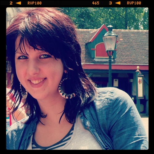 Biënne; 23 years old; in a relationhship; ;Printmedia technoloog; Singing; shopping; Hang out with friends