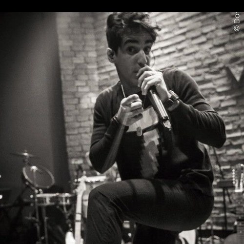 Cantor e compositor goiano.