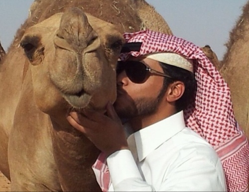 نمضى النصف الأول من حياتنا بحثاً عن المال والنجاح والشهرة ونمضى النصف الثانى منها بحثاً عن الأطباء. !!!!