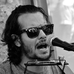 Mi chiamo Edwin, sono un musicista e cantautore di Milano. Mi esibisco in strada e in eventi privati di tutti i tipi.