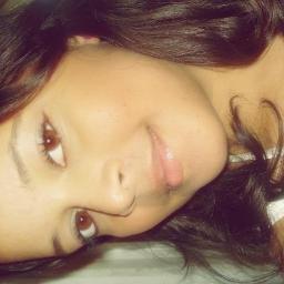 • Hay un lugar al que me voy cuando estoy triste Es un lugar dentro de mi Que nunca viste Me lo invente
Para sentir que me quisiste .